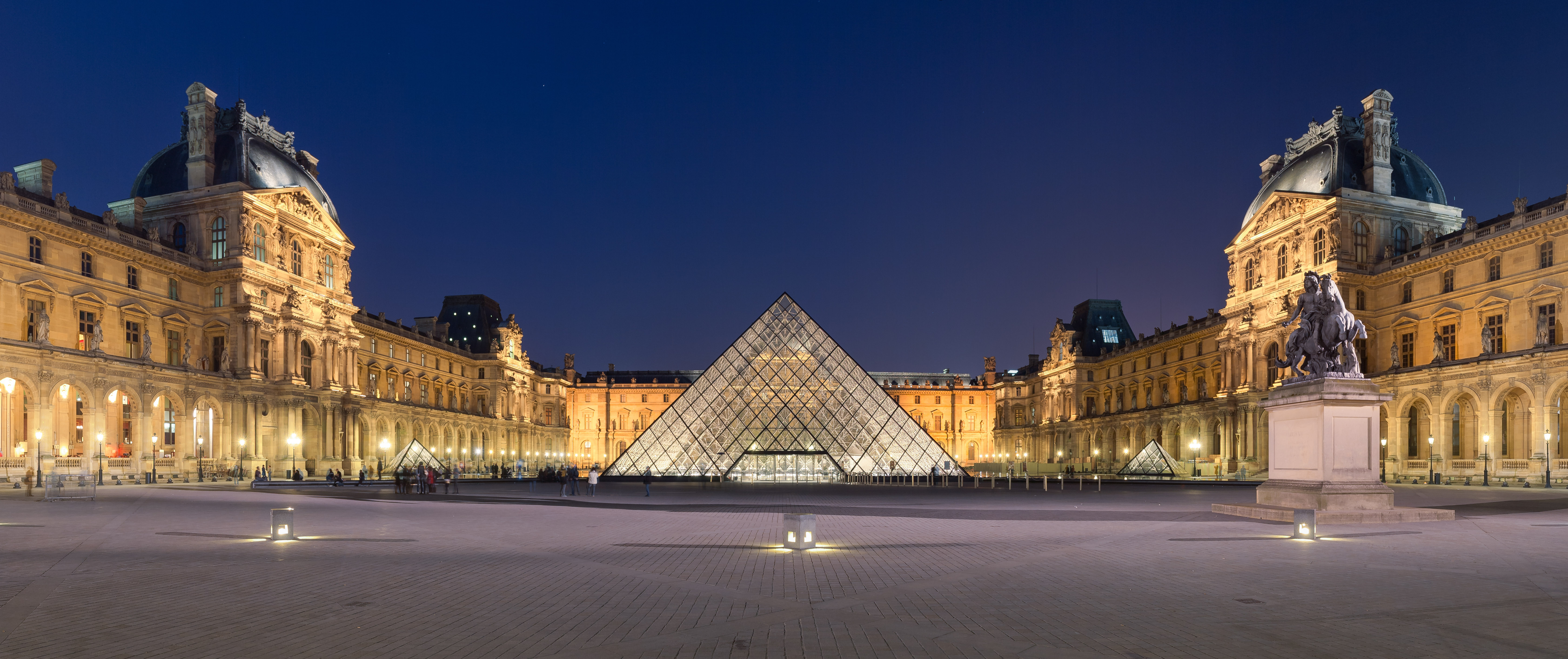 Louvre, el mayor y más famoso museo  del mundo